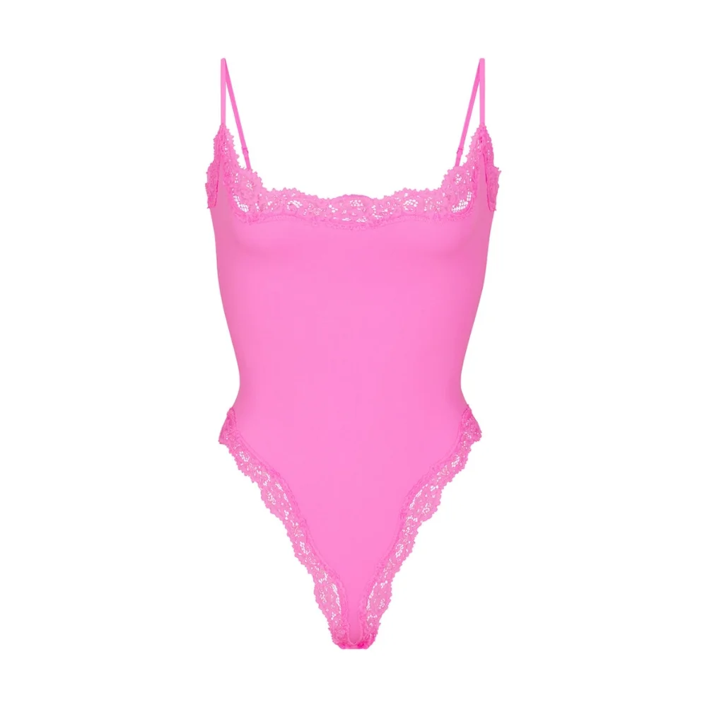 NWT SKIMS FITS EVERYBODY LACE CAMI BODYSUIT IN TAFFY